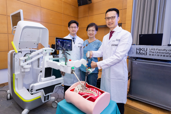 在脊柱手術中使用輔助機械臂技術可以大幅提升手術的精準度。（左起）鍾培言教授、曾於2023年10月接受輔助機械臂脊椎手術的劉女士，以及關日康醫生。
